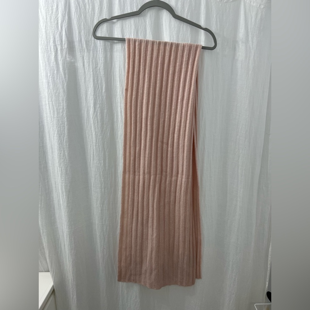 Bloomingdale’s pink cashmere ribbed scarf